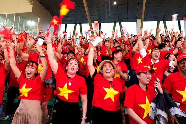 Cổ động viên Việt Nam vỡ oà trên sân Binan - Anh 1