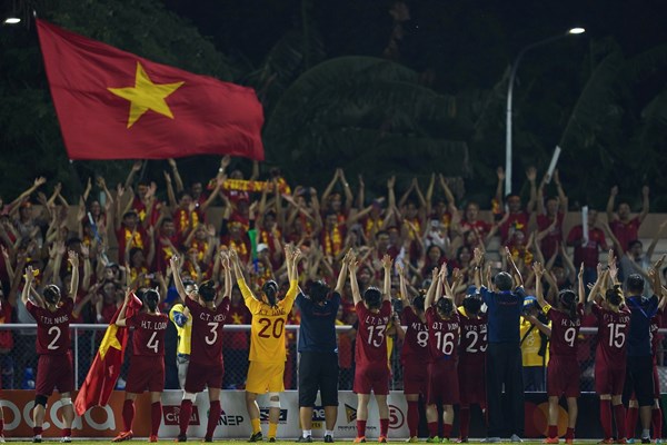 Thắng thuyết phục chủ nhà, tuyển nữ Việt Nam vào chung kết - Anh 1
