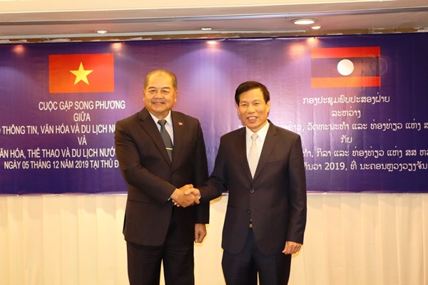 Bộ trưởng Nguyễn Ngọc Thiện hội đàm với Bộ trưởng Bộ Thông tin, Văn hóa và Du lịch Lào - Anh 1
