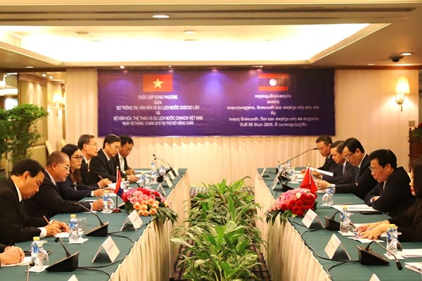 Bộ trưởng Nguyễn Ngọc Thiện hội đàm với Bộ trưởng Bộ Thông tin, Văn hóa và Du lịch Lào - Anh 3