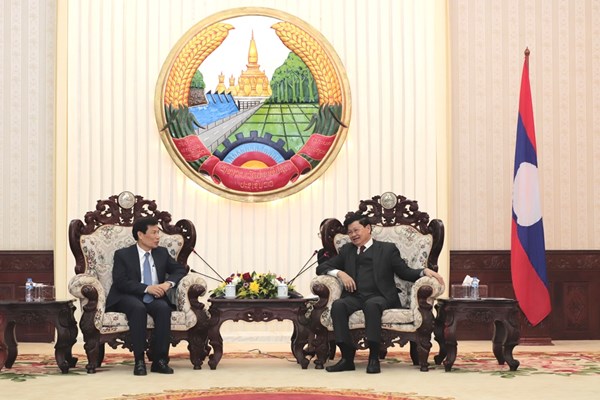 Thủ tướng Lào tiếp thân mật Bộ trưởng Bộ VHTTDL Nguyễn Ngọc Thiện - Anh 2