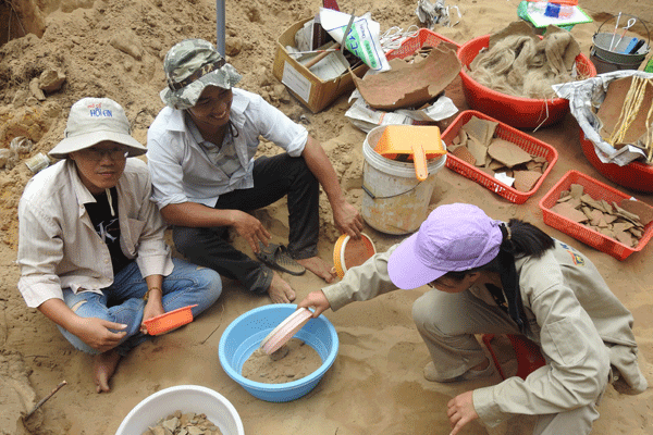 Phát hiện 6 mộ chum văn hóa Sa Huỳnh tại di tích Thanh Chiếm - Anh 2