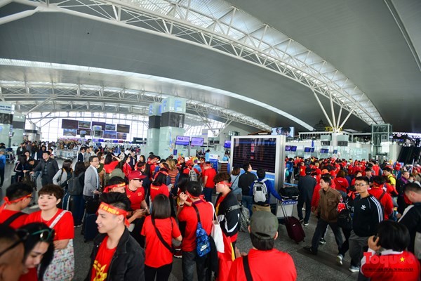 Hàng ngàn CĐV nhuộm đỏ sân bay quốc tế Nội Bài sang Philippines tiếp lửa U22 Việt Nam - Anh 1
