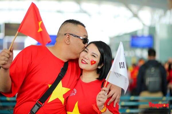 Hàng ngàn CĐV nhuộm đỏ sân bay quốc tế Nội Bài sang Philippines tiếp lửa U22 Việt Nam - Anh 11