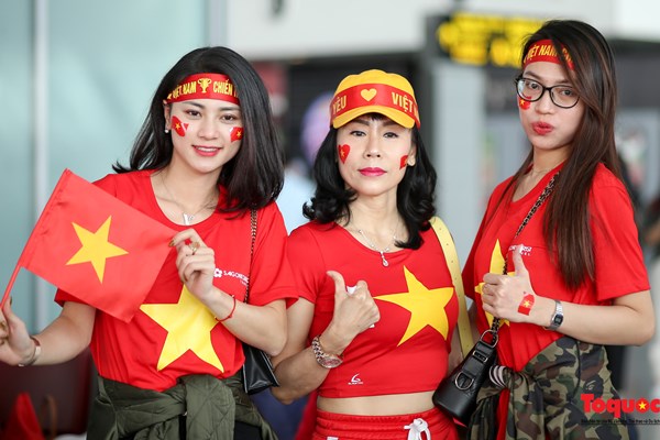 Hàng ngàn CĐV nhuộm đỏ sân bay quốc tế Nội Bài sang Philippines tiếp lửa U22 Việt Nam - Anh 12