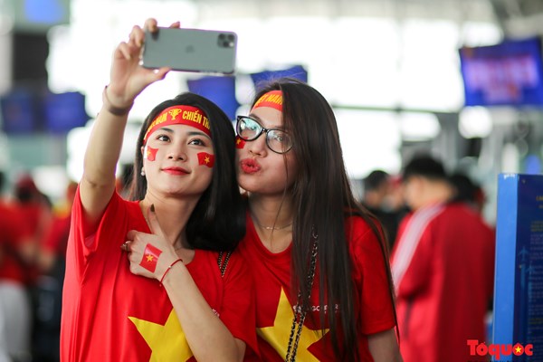 Hàng ngàn CĐV nhuộm đỏ sân bay quốc tế Nội Bài sang Philippines tiếp lửa U22 Việt Nam - Anh 13