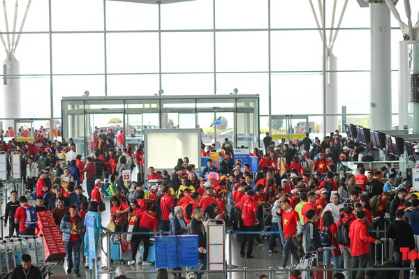 Hàng ngàn CĐV nhuộm đỏ sân bay quốc tế Nội Bài sang Philippines tiếp lửa U22 Việt Nam - Anh 2