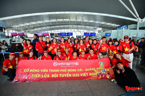 Hàng ngàn CĐV nhuộm đỏ sân bay quốc tế Nội Bài sang Philippines tiếp lửa U22 Việt Nam - Anh 3