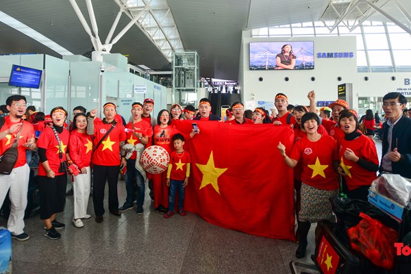 Hàng ngàn CĐV nhuộm đỏ sân bay quốc tế Nội Bài sang Philippines tiếp lửa U22 Việt Nam - Anh 4