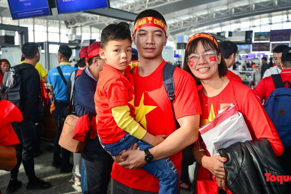 Hàng ngàn CĐV nhuộm đỏ sân bay quốc tế Nội Bài sang Philippines tiếp lửa U22 Việt Nam - Anh 5