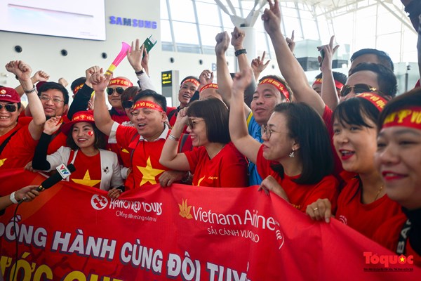 Hàng ngàn CĐV nhuộm đỏ sân bay quốc tế Nội Bài sang Philippines tiếp lửa U22 Việt Nam - Anh 7