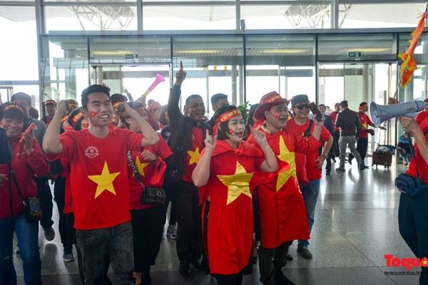 Hàng ngàn CĐV nhuộm đỏ sân bay quốc tế Nội Bài sang Philippines tiếp lửa U22 Việt Nam - Anh 8