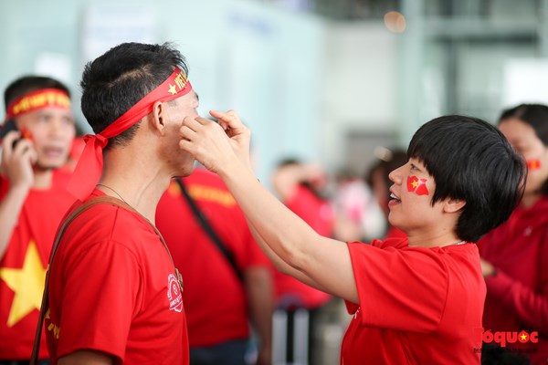 Hàng ngàn CĐV nhuộm đỏ sân bay quốc tế Nội Bài sang Philippines tiếp lửa U22 Việt Nam - Anh 9