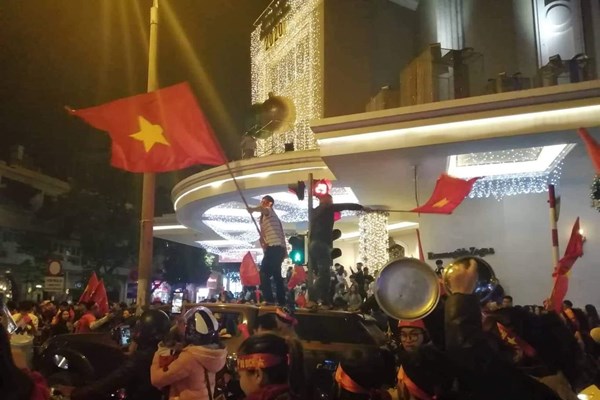 Chiến thắng lịch sử của bóng đá Việt Nam - Anh 8