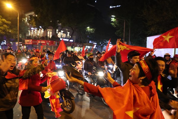 Cả nước xuống đường mừng chiến thắng lịch sử của bóng đá Việt Nam - Anh 1