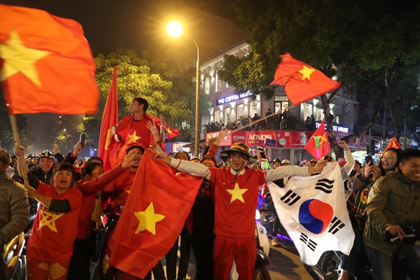 Cả nước xuống đường mừng chiến thắng lịch sử của bóng đá Việt Nam - Anh 2