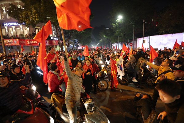 Cả nước xuống đường mừng chiến thắng lịch sử của bóng đá Việt Nam - Anh 3