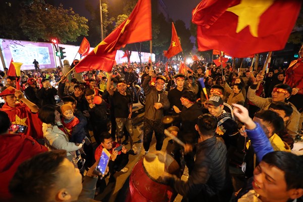 Cả nước xuống đường mừng chiến thắng lịch sử của bóng đá Việt Nam - Anh 7
