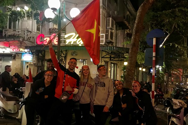 Cả nước xuống đường mừng chiến thắng lịch sử của bóng đá Việt Nam - Anh 9