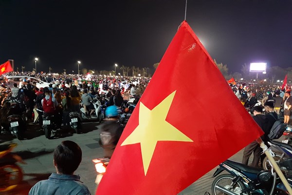 Cả nước xuống đường mừng chiến thắng lịch sử của bóng đá Việt Nam - Anh 23