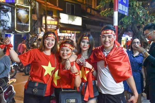 Cả nước xuống đường mừng chiến thắng lịch sử của bóng đá Việt Nam - Anh 6