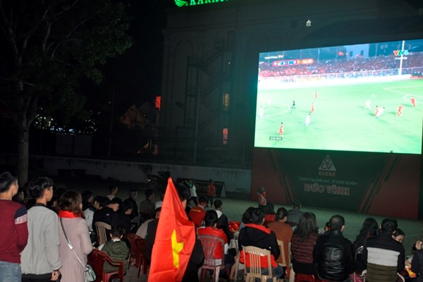 Cả nước xuống đường mừng chiến thắng lịch sử của bóng đá Việt Nam - Anh 15