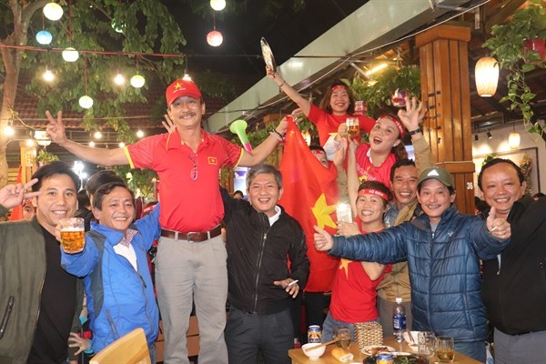 Cả nước xuống đường mừng chiến thắng lịch sử của bóng đá Việt Nam - Anh 16