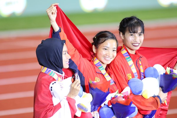 Việt Nam nhận cờ đăng cai SEA Games 31 tại Lễ bế mạc SEA Games 30 - Anh 1