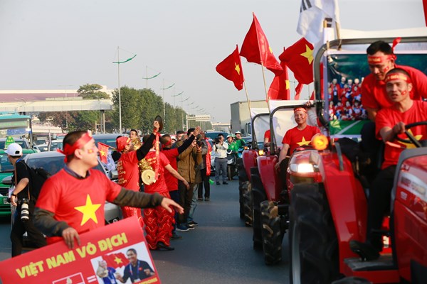 Đón đoàn thể thao Việt Nam và đội tuyển bóng đá nam, nữ về nước - Anh 6