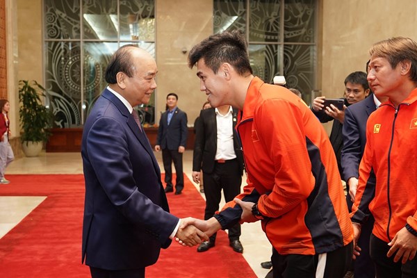 Thủ tướng Nguyễn Xuân Phúc gặp mặt hai đội tuyển bóng đá vô địch SEA Games 30 - Anh 2