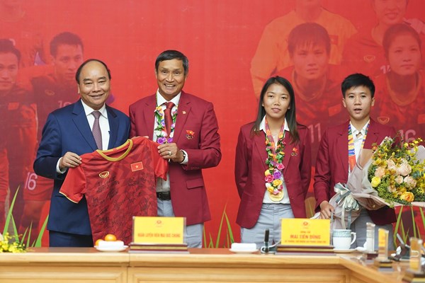 Thủ tướng Nguyễn Xuân Phúc gặp mặt hai đội tuyển bóng đá vô địch SEA Games 30 - Anh 11