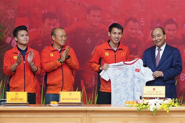 Thủ tướng Nguyễn Xuân Phúc gặp mặt hai đội tuyển bóng đá vô địch SEA Games 30 - Anh 10