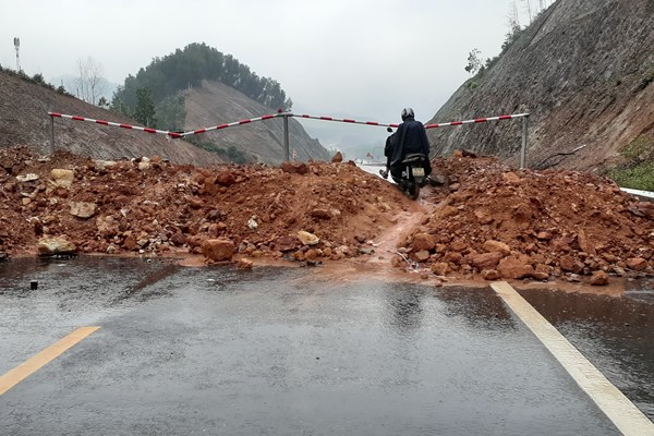Cao tốc La Sơn - Túy Loan: Đổ đất chặn xe, nhiều phương tiện vẫn bất chấp vượt qua - Anh 1
