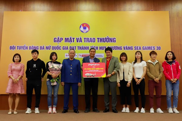 Các nhà vô địch bóng đá nam, nữ SEA Games cùng gia đình và ban huấn luyện nhận quà 1 năm bay miễn phí cùng Vietjet - Anh 2