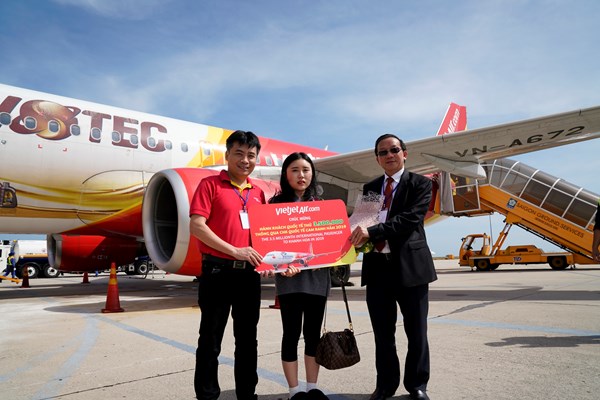 Vietjet cùng Khánh Hòa chào đón vị khách thứ 10 triệu của năm 2019 - Anh 4