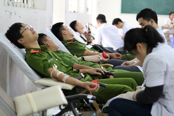 Phó Thủ tướng Thường trực Trương Hoà Bình dự hiến máu nhân đạo Ngày Chủ nhật đỏ - Anh 2