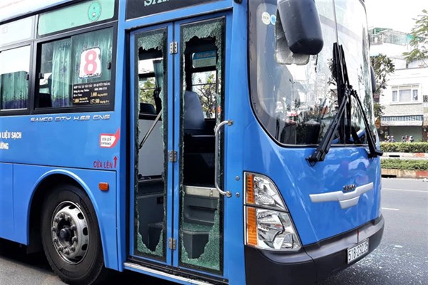 Ngang nhiên đập phá xe buýt: Cần xử lý nghiêm để răn đe - Anh 1