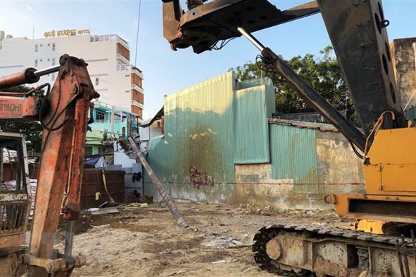 Bình Định: Cần khoan bằng thép dài gần 20m đổ sập vào nhà dân - Anh 1