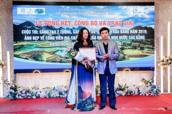 Bộ sưu tập khăn choàng lụa non nước Cao Bằng đoạt Giải Nhất thi sáng tạo - Anh 1