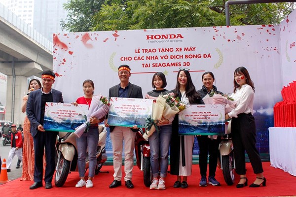 Trao tặng xe máy cho đội tuyển bóng đá nữ Việt Nam - Anh 1