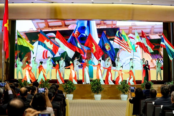 Chương trình nghệ thuật đặc sắc tại Lễ khởi động Năm Chủ tịch ASEAN 2020 - Anh 4