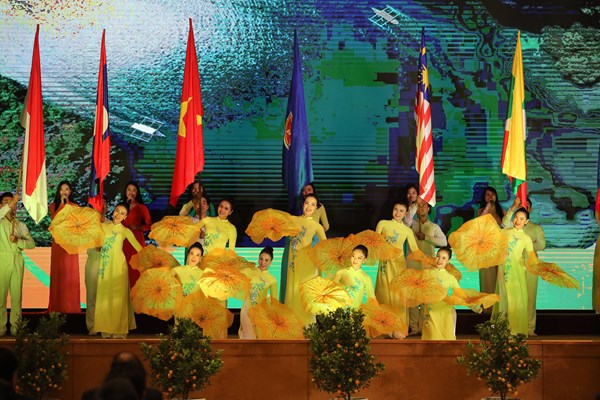 Chương trình nghệ thuật đặc sắc tại Lễ khởi động Năm Chủ tịch ASEAN 2020 - Anh 5
