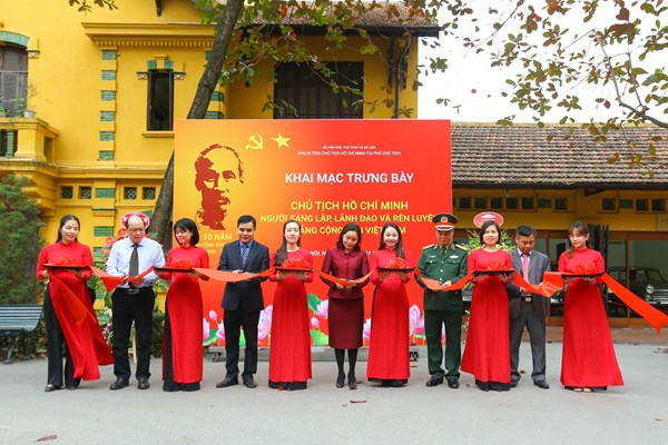 Trưng bày “Chủ tịch Hồ Chí Minh – Người sáng lập, lãnh đạo và rèn luyện Đảng cộng sản Việt Nam” - Anh 1