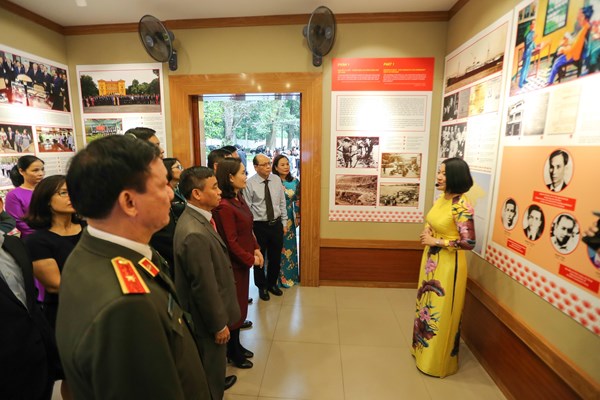 Trưng bày “Chủ tịch Hồ Chí Minh – Người sáng lập, lãnh đạo và rèn luyện Đảng cộng sản Việt Nam” - Anh 2