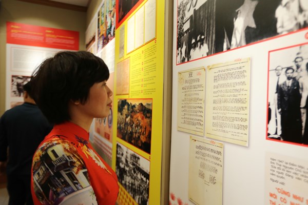 Trưng bày “Chủ tịch Hồ Chí Minh – Người sáng lập, lãnh đạo và rèn luyện Đảng cộng sản Việt Nam” - Anh 4