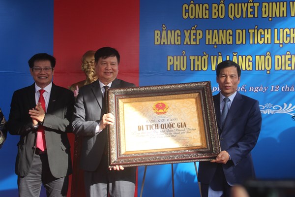 Bộ trưởng Nguyễn Ngọc Thiện trao Bằng Di tích quốc gia Phủ thờ và lăng mộ Diên Khánh Vương - Anh 1