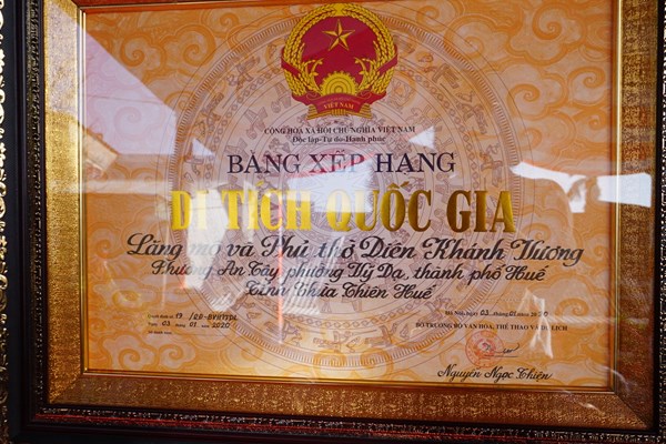 Bộ trưởng Nguyễn Ngọc Thiện trao Bằng Di tích quốc gia Phủ thờ và lăng mộ Diên Khánh Vương - Anh 6