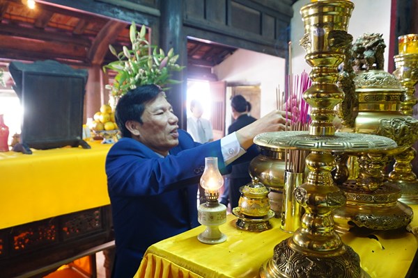 Bộ trưởng Nguyễn Ngọc Thiện trao Bằng Di tích quốc gia Phủ thờ và lăng mộ Diên Khánh Vương - Anh 5