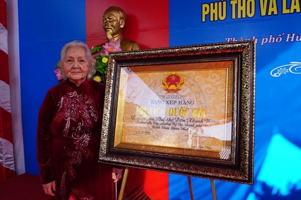Bộ trưởng Nguyễn Ngọc Thiện trao Bằng Di tích quốc gia Phủ thờ và lăng mộ Diên Khánh Vương - Anh 4