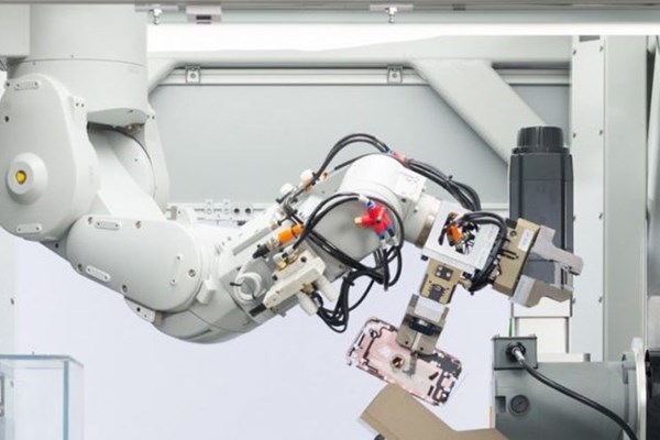 Apple đẩy mạnh tái chế iPhone bằng robot thu hồi khoáng chất - Anh 1